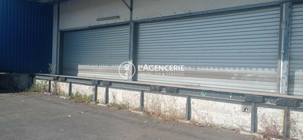 Entrepôt avec 3 quais de chargement, 1 000 mètres carrés